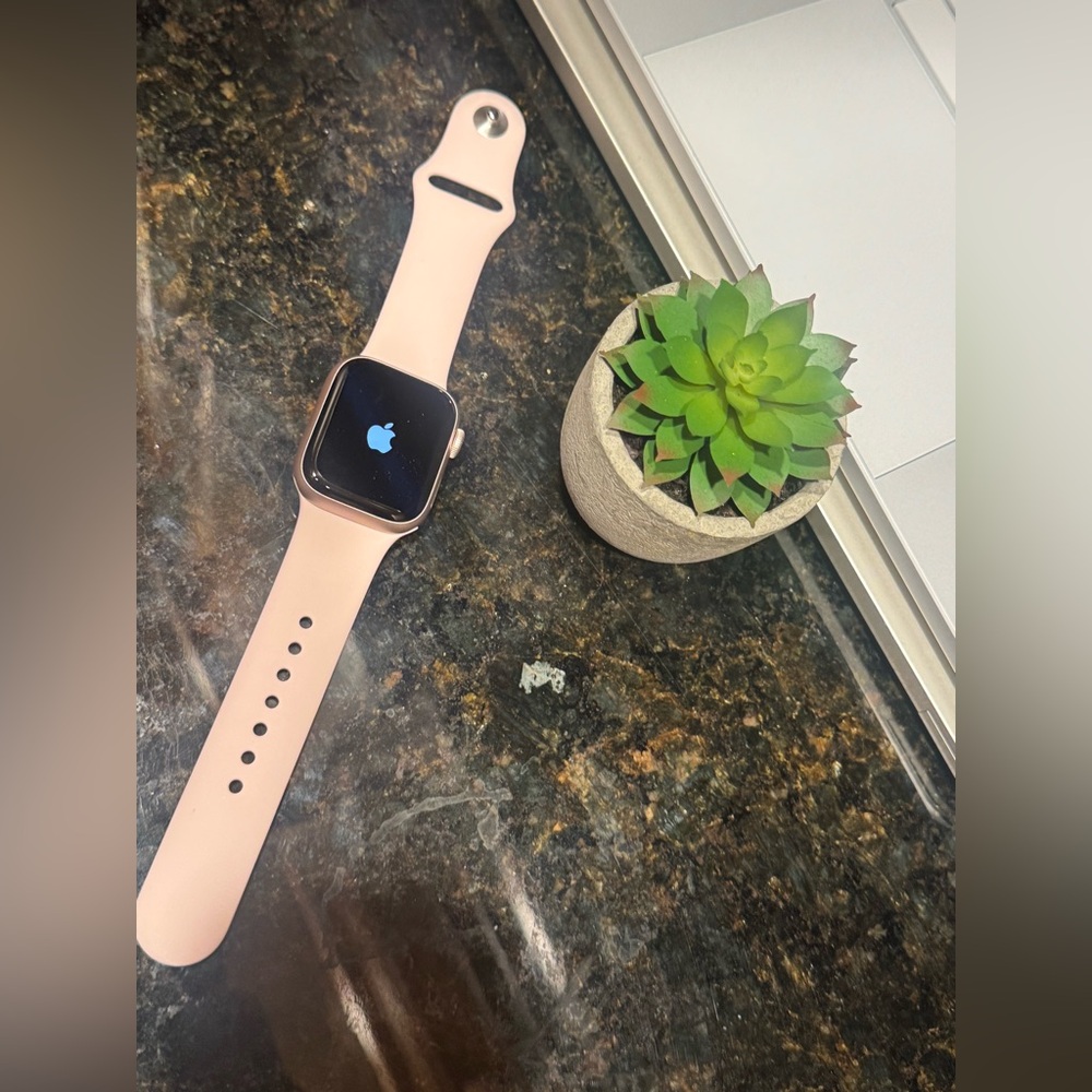 ✨NEW-no box!!! Apple Series 9! Rose gold with Light Pink Band 41mm GPS
